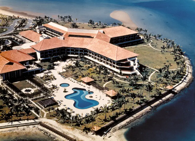 Tanjong Aru Beach Hotel (1983)